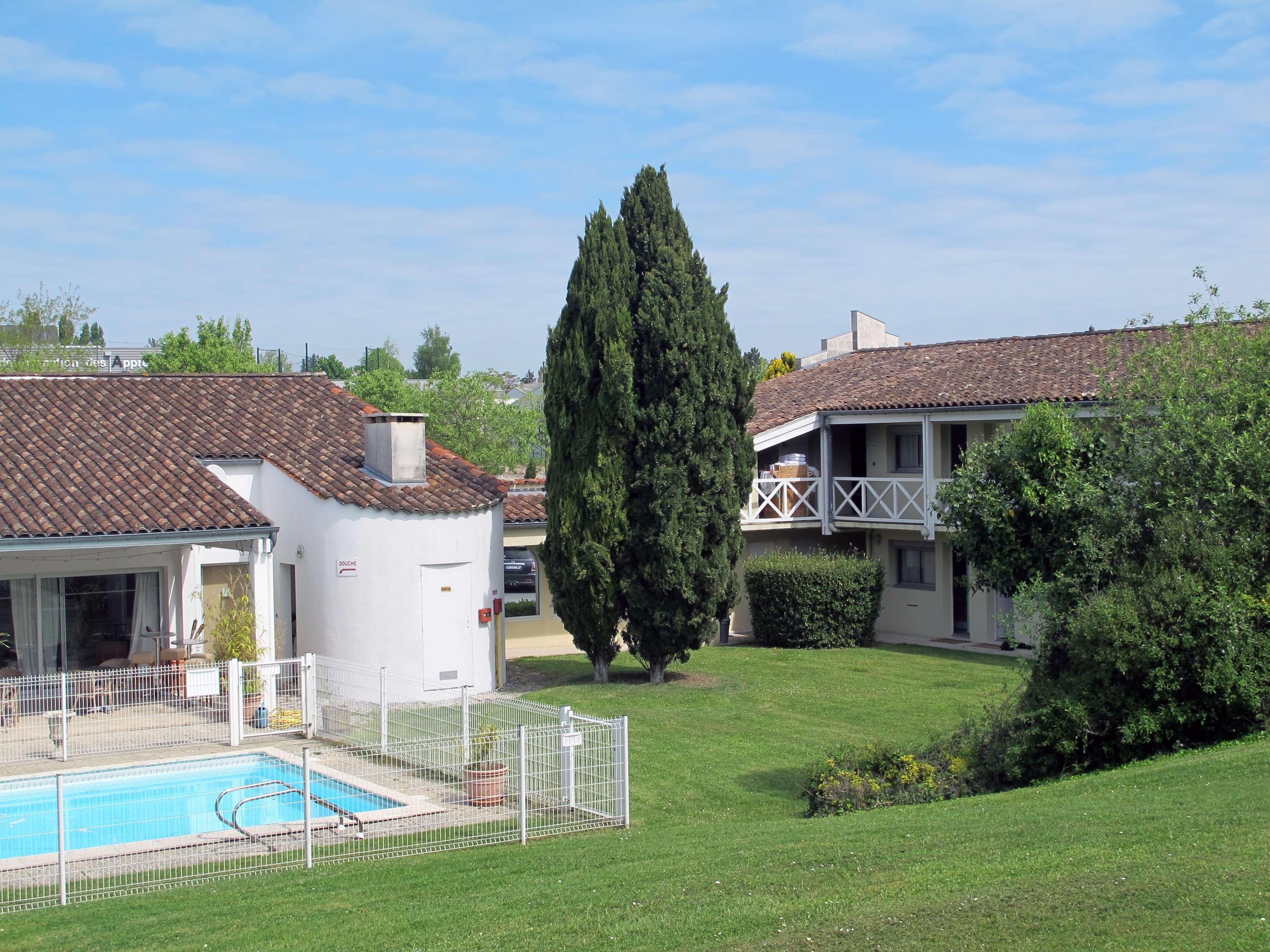 Kyriad Saintes Buitenkant foto